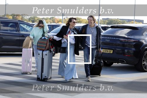 Eindhoven 8 oktober 2022
Leontien Ruiters en haar nieuwe vriend John Huiberts vertrekken samen met zijn dochter vanaf airport Eindhoven voor een vakantie naar ibiza.
