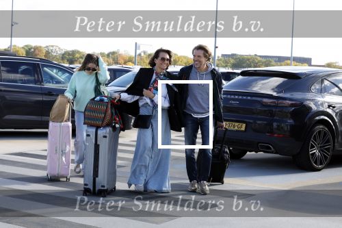 Eindhoven 8 oktober 2022
Leontien Ruiters en haar nieuwe vriend John Huiberts vertrekken samen met zijn dochter vanaf airport Eindhoven voor een vakantie naar ibiza.
