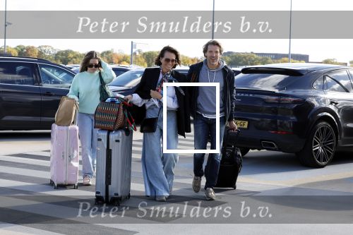 Eindhoven 8 oktober 2022
Leontien Ruiters en haar nieuwe vriend John Huiberts vertrekken samen met zijn dochter vanaf airport Eindhoven voor een vakantie naar ibiza.