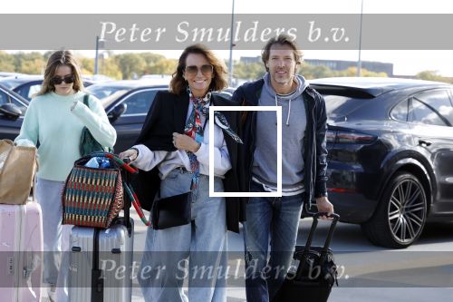 Eindhoven 8 oktober 2022
Leontien Ruiters en haar nieuwe vriend John Huiberts vertrekken samen met zijn dochter vanaf airport Eindhoven voor een vakantie naar ibiza.