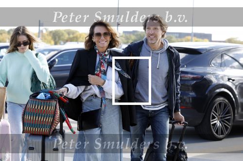 Eindhoven 8 oktober 2022
Leontien Ruiters en haar nieuwe vriend John Huiberts vertrekken samen met zijn dochter vanaf airport Eindhoven voor een vakantie naar ibiza.