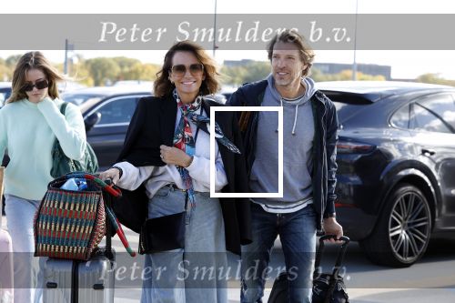 Eindhoven 8 oktober 2022
Leontien Ruiters en haar nieuwe vriend John Huiberts vertrekken samen met zijn dochter vanaf airport Eindhoven voor een vakantie naar ibiza.