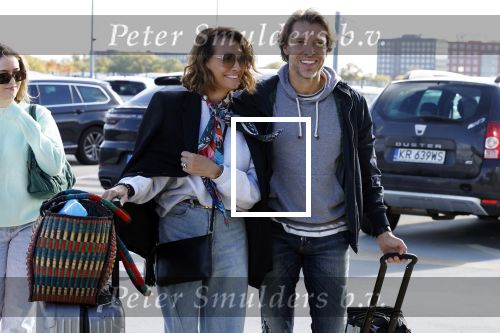 Eindhoven 8 oktober 2022
Leontien Ruiters en haar nieuwe vriend John Huiberts vertrekken samen met zijn dochter vanaf airport Eindhoven voor een vakantie naar ibiza.