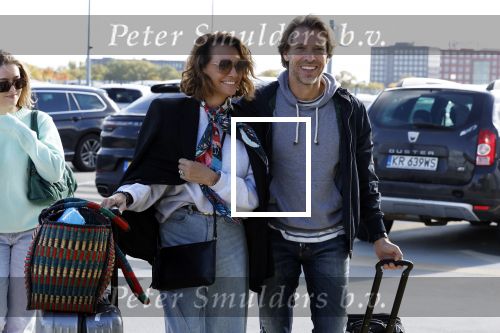 Eindhoven 8 oktober 2022
Leontien Ruiters en haar nieuwe vriend John Huiberts vertrekken samen met zijn dochter vanaf airport Eindhoven voor een vakantie naar ibiza.