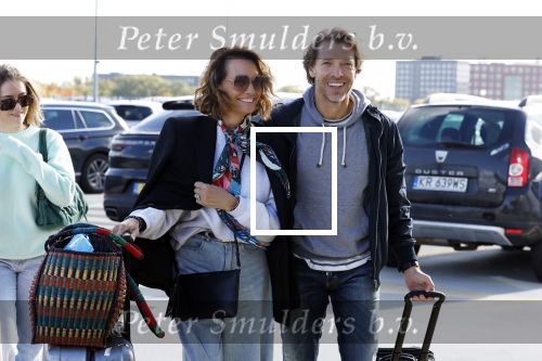 Eindhoven 8 oktober 2022
Leontien Ruiters en haar nieuwe vriend John Huiberts vertrekken samen met zijn dochter vanaf airport Eindhoven voor een vakantie naar ibiza.