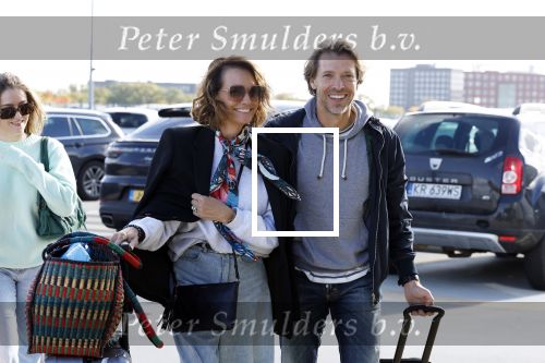 Eindhoven 8 oktober 2022
Leontien Ruiters en haar nieuwe vriend John Huiberts vertrekken samen met zijn dochter vanaf airport Eindhoven voor een vakantie naar ibiza.