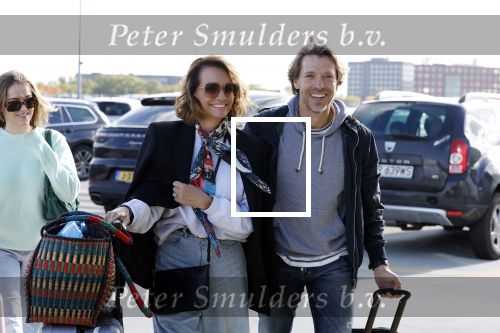 Eindhoven 8 oktober 2022
Leontien Ruiters en haar nieuwe vriend John Huiberts vertrekken samen met zijn dochter vanaf airport Eindhoven voor een vakantie naar ibiza.
