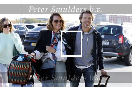 Eindhoven 8 oktober 2022
Leontien Ruiters en haar nieuwe vriend John Huiberts vertrekken samen met zijn dochter vanaf airport Eindhoven voor een vakantie naar ibiza.