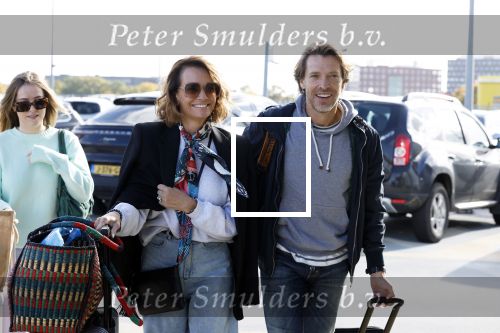 Eindhoven 8 oktober 2022
Leontien Ruiters en haar nieuwe vriend John Huiberts vertrekken samen met zijn dochter vanaf airport Eindhoven voor een vakantie naar ibiza.