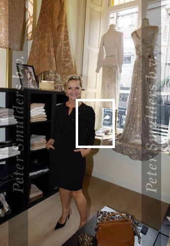 Grave 29 september 2022
Nieuwe winkel van Addy v d Krommenacker in Grave . Het pand is van zijn zus. Mariska v Kolck met een kennis