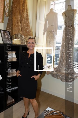 Grave 29 september 2022
Nieuwe winkel van Addy v d Krommenacker in Grave . Het pand is van zijn zus. Mariska v Kolck met een kennis
