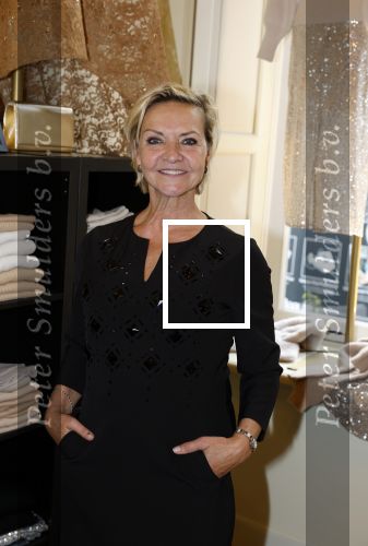 Grave 29 september 2022
Nieuwe winkel van Addy v d Krommenacker in Grave . Het pand is van zijn zus. Mariska v Kolck met een kennis