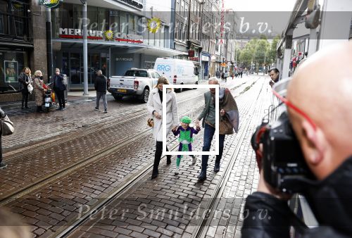 Amsterdam 2 oktober 2022
Premiere de grote sinterklaasfilm gespuis in de speelgoedkluis in Tuschinski. 
Martien Meiland met dochter Montana en kleindochter Clair