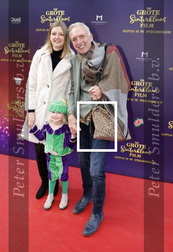 Amsterdam 2 oktober 2022
Premiere de grote sinterklaasfilm gespuis in de speelgoedkluis in Tuschinski. 
Martien Meiland met dochter Montana en kleindochter Clair