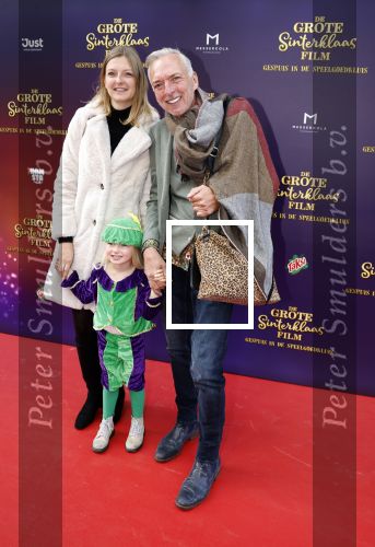 Amsterdam 2 oktober 2022
Premiere de grote sinterklaasfilm gespuis in de speelgoedkluis in Tuschinski. 
Martien Meiland met dochter Montana en kleindochter Clair
