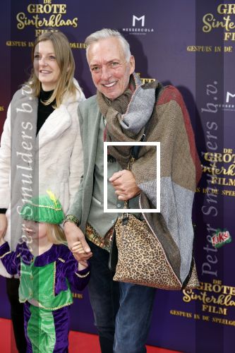 Amsterdam 2 oktober 2022
Premiere de grote sinterklaasfilm gespuis in de speelgoedkluis in Tuschinski. 
Martien Meiland met dochter Montana en kleindochter Clair