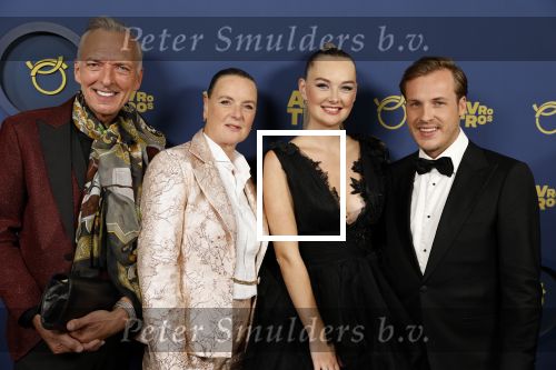 Amsterdam 6 oktober 2022
Uitreiking televizierring 2022 in carre .
Martien Meiland Erica Meiland Maxime Meiland en Leroy Molkenboer