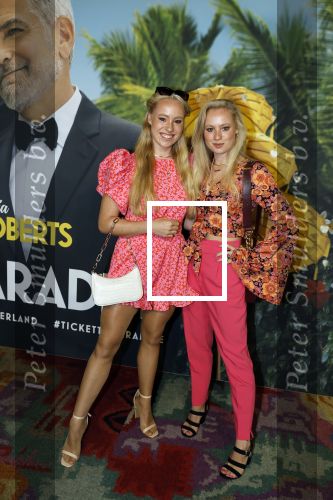 Amsterdam 25 september 2022
Premiere ticket to paradise in Tuschinski.
Mylene Waalewijn en Rosanne Waalewijn
