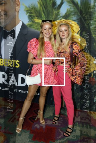 Amsterdam 25 september 2022
Premiere ticket to paradise in Tuschinski.
Mylene Waalewijn en Rosanne Waalewijn