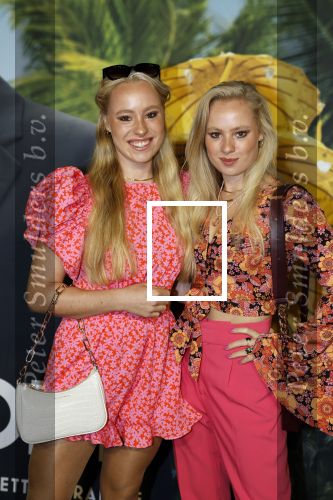 Amsterdam 25 september 2022
Premiere ticket to paradise in Tuschinski.
Mylene Waalewijn en Rosanne Waalewijn