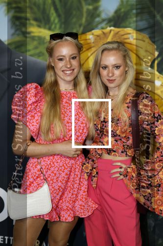 Amsterdam 25 september 2022
Premiere ticket to paradise in Tuschinski.
Mylene Waalewijn en Rosanne Waalewijn