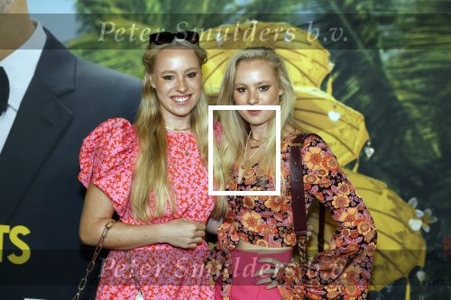 Amsterdam 25 september 2022
Premiere ticket to paradise in Tuschinski.
Mylene Waalewijn en Rosanne Waalewijn