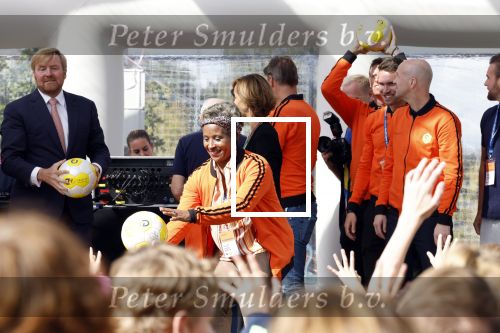 Amsterdam 21 september 2022
Koning Willem Alexander bezoekt sportdag van de Johan Cruyff foundation op de toekomst en in de Johan Cruyff Arena . Danny Cruyff Jordi Cruyff en zijn dochter Susila . Nelli Cooman