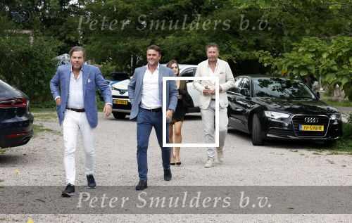 Amsterdam 15 september 2022
Kimberley Klaver en Michel v d Bergh trouwen bij het rijk van de keizer . Ze trouwen in de openlucht. Paul Vermaat met vriendin en Emile Bezemer met vrouw