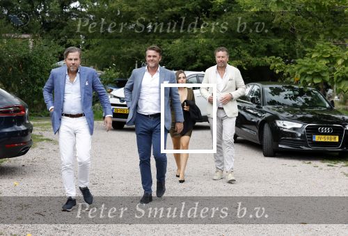 Amsterdam 15 september 2022
Kimberley Klaver en Michel v d Bergh trouwen bij het rijk van de keizer . Ze trouwen in de openlucht. Paul Vermaat met vriendin en Emile Bezemer met vrouw