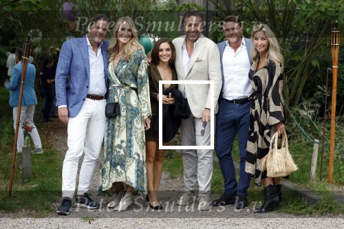Amsterdam 15 september 2022
Kimberley Klaver en Michel v d Bergh trouwen bij het rijk van de keizer . Ze trouwen in de openlucht. Paul Vermaat met vriendin en Emile Bezemer met vrouw