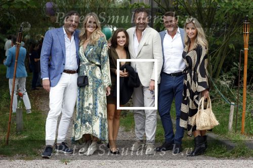Amsterdam 15 september 2022
Kimberley Klaver en Michel v d Bergh trouwen bij het rijk van de keizer . Ze trouwen in de openlucht. Paul Vermaat met vriendin en Emile Bezemer met vrouw
