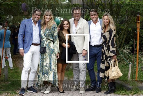Amsterdam 15 september 2022
Kimberley Klaver en Michel v d Bergh trouwen bij het rijk van de keizer . Ze trouwen in de openlucht. Paul Vermaat met vriendin en Emile Bezemer met vrouw