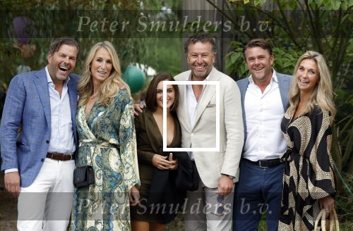 Amsterdam 15 september 2022
Kimberley Klaver en Michel v d Bergh trouwen bij het rijk van de keizer . Ze trouwen in de openlucht. Paul Vermaat met vriendin en Emile Bezemer met vrouw