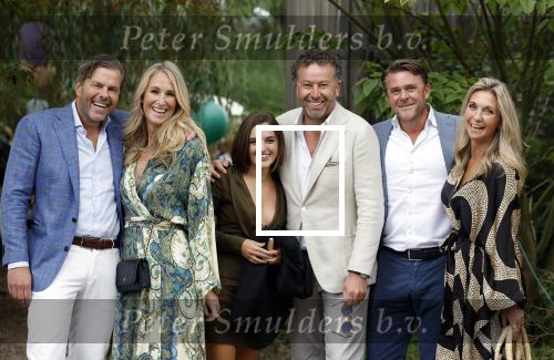 Amsterdam 15 september 2022
Kimberley Klaver en Michel v d Bergh trouwen bij het rijk van de keizer . Ze trouwen in de openlucht. Paul Vermaat met vriendin en Emile Bezemer met vrouw