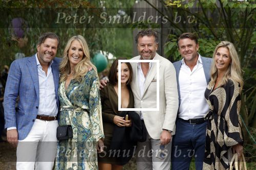 Amsterdam 15 september 2022
Kimberley Klaver en Michel v d Bergh trouwen bij het rijk van de keizer . Ze trouwen in de openlucht. Paul Vermaat met vriendin en Emile Bezemer met vrouw