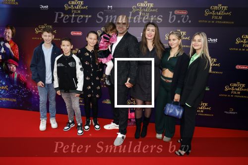 Amsterdam 2 oktober 2022
Premiere de grote sinterklaasfilm gespuis in de speelgoedkluis in Tuschinski. 
Peter Post met zijn vrouw en kinderen