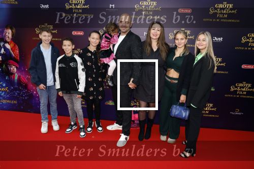 Amsterdam 2 oktober 2022
Premiere de grote sinterklaasfilm gespuis in de speelgoedkluis in Tuschinski. 
Peter Post met zijn vrouw en kinderen