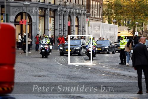 Amsterdam 13 oktober 2022
Prinses Beatrix opent de expositie van haar moeder prinses Juliana in de nieuwe kerk in Amsterdam. Prinses Beatrix in haar audi Q8 met motor begeleiding