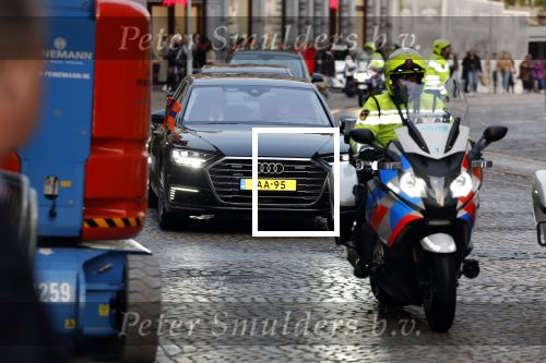 Amsterdam 13 oktober 2022
Prinses Beatrix opent de expositie van haar moeder prinses Juliana in de nieuwe kerk in Amsterdam. Prinses Beatrix in haar audi Q8 met motor begeleiding