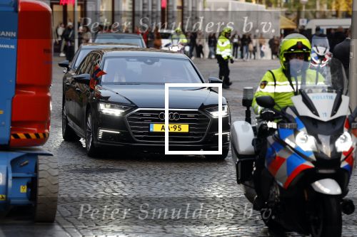 Amsterdam 13 oktober 2022
Prinses Beatrix opent de expositie van haar moeder prinses Juliana in de nieuwe kerk in Amsterdam. Prinses Beatrix in haar audi Q8 met motor begeleiding