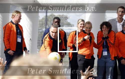 Amsterdam 21 september 2022
Koning Willem Alexander bezoekt sportdag van de Johan Cruyff foundation op de toekomst en in de Johan Cruyff Arena . Danny Cruyff Jordi Cruyff en zijn dochter Susila . Raoul Heertje
