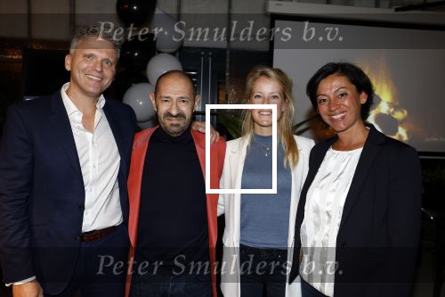 Diemen 27 september 2022
Boekpresentatie Roland Kahn . Roland met de doctoren van het AVLH ziekenhuis