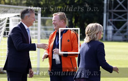 Amsterdam 21 september 2022
Koning Willem Alexander bezoekt sportdag van de Johan Cruyff foundation op de toekomst en in de Johan Cruyff Arena . Danny Cruyff Jordi Cruyff en zijn dochter Susila . Ronald Koeman