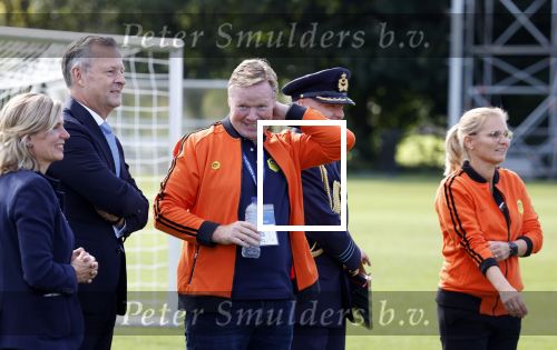 Amsterdam 21 september 2022
Koning Willem Alexander bezoekt sportdag van de Johan Cruyff foundation op de toekomst en in de Johan Cruyff Arena . Danny Cruyff Jordi Cruyff en zijn dochter Susila . Ronald Koeman