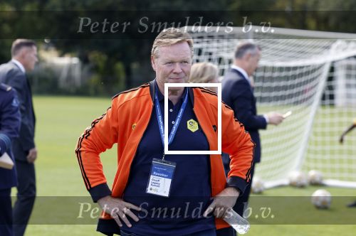 Amsterdam 21 september 2022
Koning Willem Alexander bezoekt sportdag van de Johan Cruyff foundation op de toekomst en in de Johan Cruyff Arena . Danny Cruyff Jordi Cruyff en zijn dochter Susila . Ronald Koeman