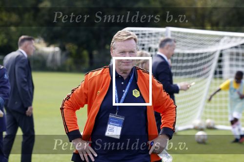 Amsterdam 21 september 2022
Koning Willem Alexander bezoekt sportdag van de Johan Cruyff foundation op de toekomst en in de Johan Cruyff Arena . Danny Cruyff Jordi Cruyff en zijn dochter Susila . Ronald Koeman