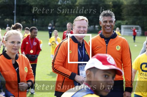 Amsterdam 21 september 2022
Koning Willem Alexander bezoekt sportdag van de Johan Cruyff foundation op de toekomst en in de Johan Cruyff Arena . Danny Cruyff Jordi Cruyff en zijn dochter Susila . Ronald Koeman en Frank Rijkaard