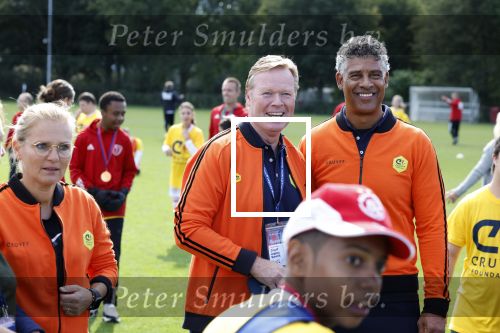 Amsterdam 21 september 2022
Koning Willem Alexander bezoekt sportdag van de Johan Cruyff foundation op de toekomst en in de Johan Cruyff Arena . Danny Cruyff Jordi Cruyff en zijn dochter Susila . Ronald Koeman en Frank Rijkaard