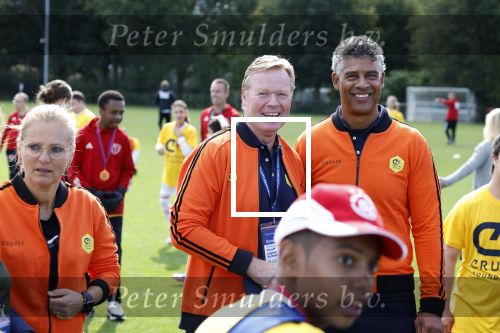 Amsterdam 21 september 2022
Koning Willem Alexander bezoekt sportdag van de Johan Cruyff foundation op de toekomst en in de Johan Cruyff Arena . Danny Cruyff Jordi Cruyff en zijn dochter Susila . Ronald Koeman en Frank Rijkaard