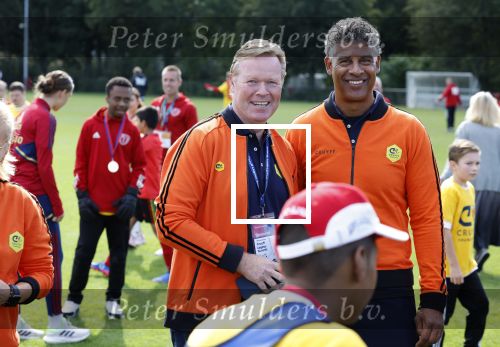 Amsterdam 21 september 2022
Koning Willem Alexander bezoekt sportdag van de Johan Cruyff foundation op de toekomst en in de Johan Cruyff Arena . Danny Cruyff Jordi Cruyff en zijn dochter Susila . Ronald Koeman en Frank Rijkaard